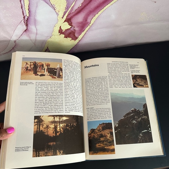 VINTAGE 1982 - NELSONS BIBLE ENCYCLOPEDIA FOR THE FAMILY HARDCOVER BOOK - Picture 7 of 10